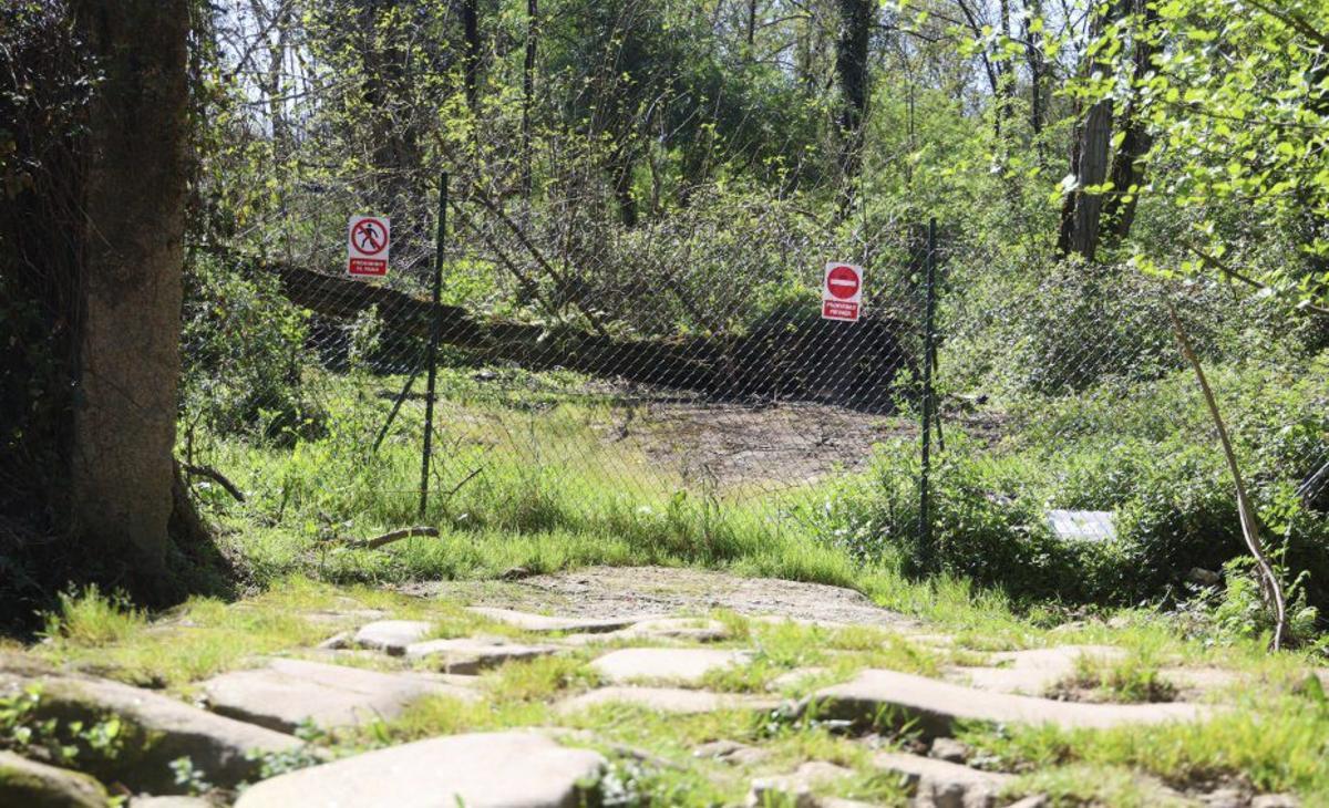 Un camino que parte del puente, cerrado como propiedad privada. | G. SANTOS
