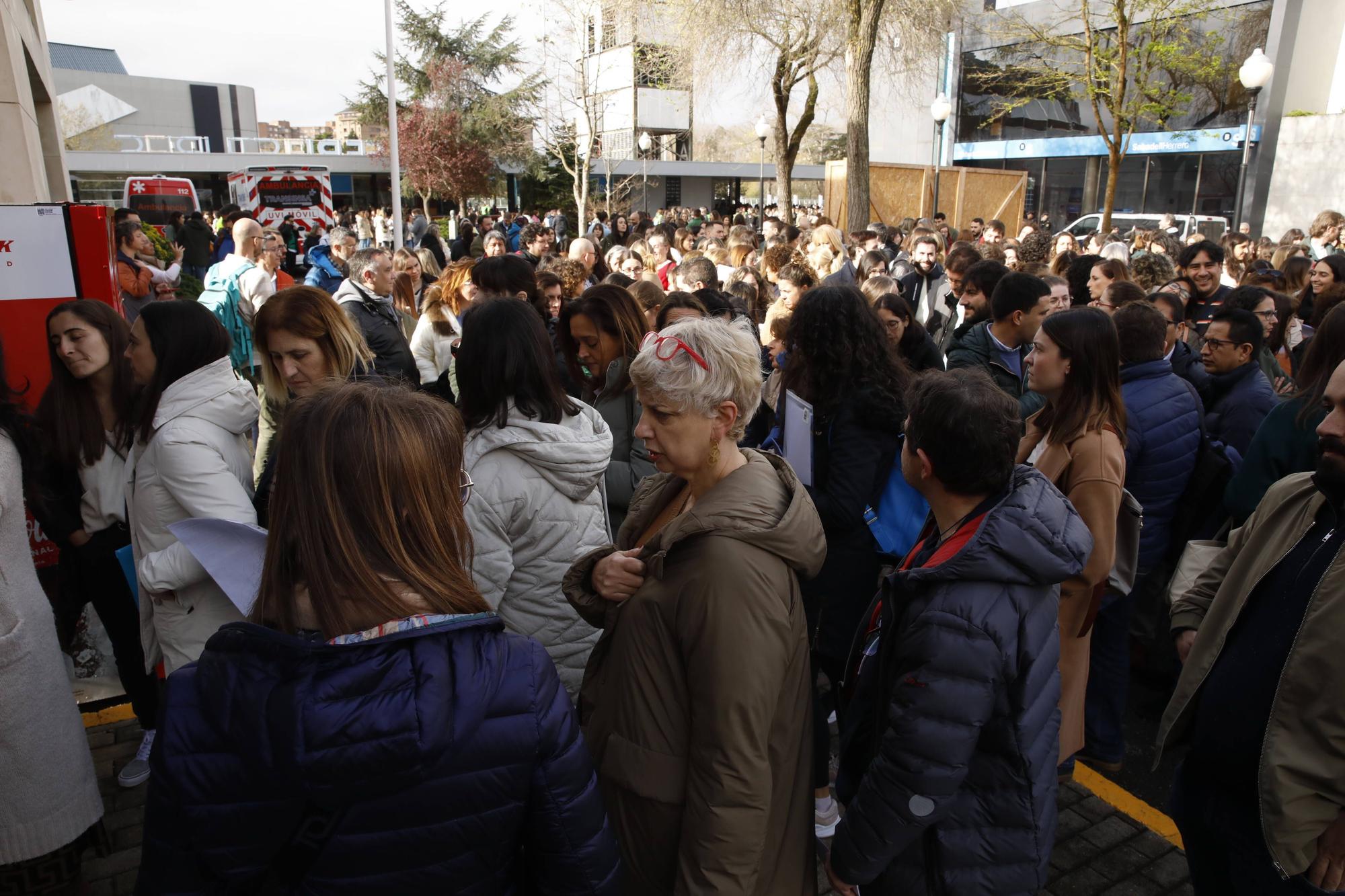 Miles de personas participan en la macrooposición de la sanidad pública asturiana.