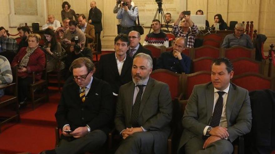 En primer plano, dos representantes de los socios privados en la comisión de investigación de Limasa.