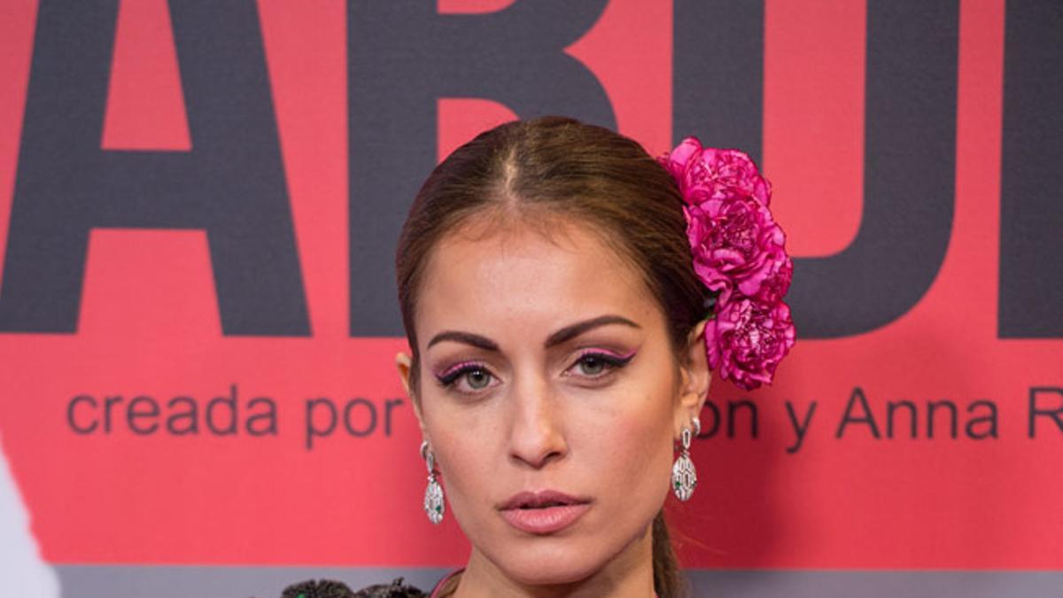 Hiba Abouk con tocado de flores en fucsia