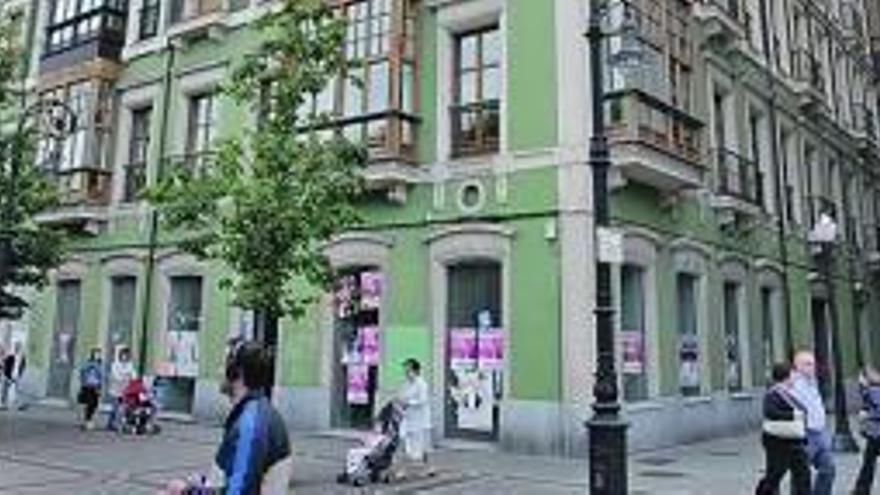 El edificio del paseo de Begoña que alberga el local del Centro Asturiano.