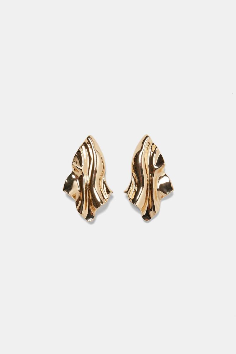 Pendientes metálicos de hoja de Zara ( precio: 12,95 euros)