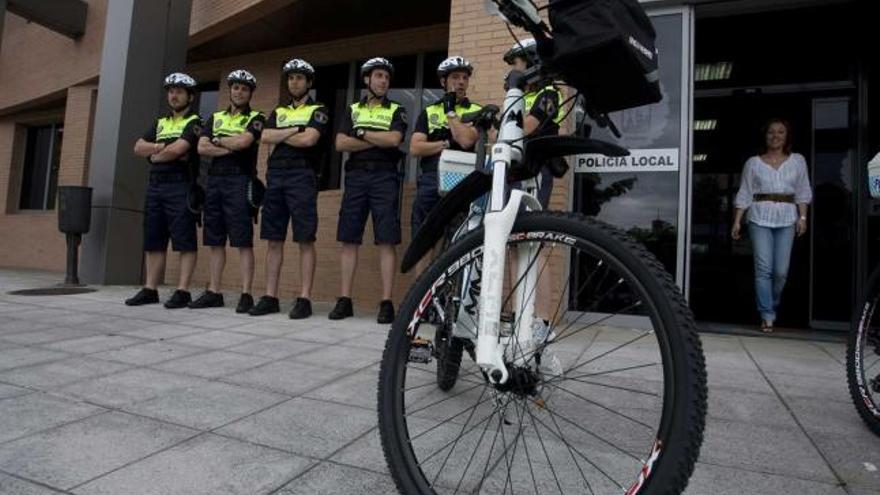 Presentación del equipo de agentes que patrullaron en bici, el pasado mes de junio. A la derecha, Mayka Barros.