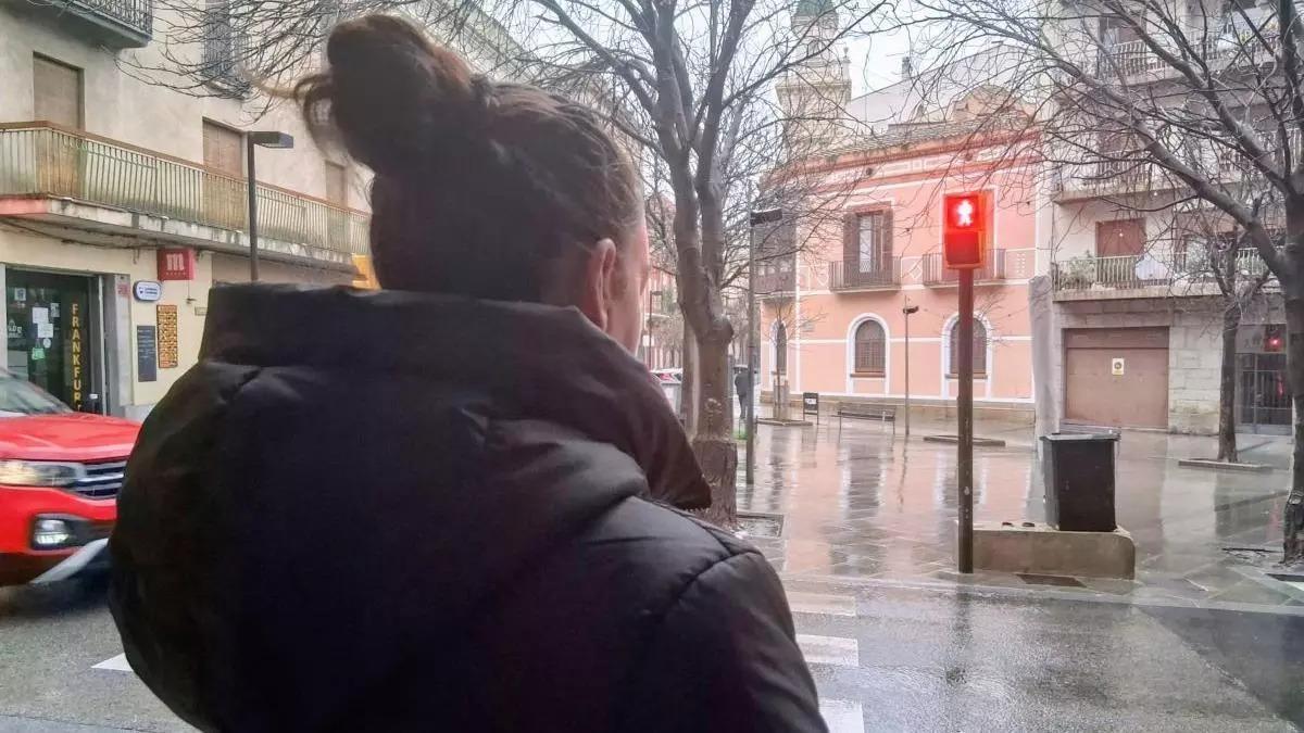 La Rut després de sortir dijous passat de serveis socials de Figueres. / Sònia Fuentes