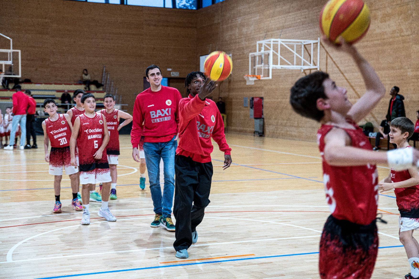 Imatges de la Festa de Nadal de la base del Bàsquet Manresa amb els jugadors del primer equip