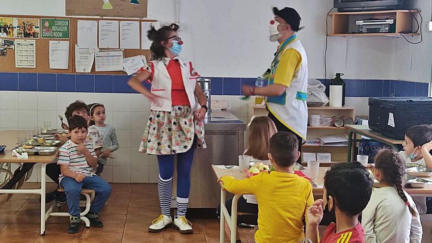 Payasos Hospital en el colegio de Benifairó de les Valls. | LEVANTE-EMV