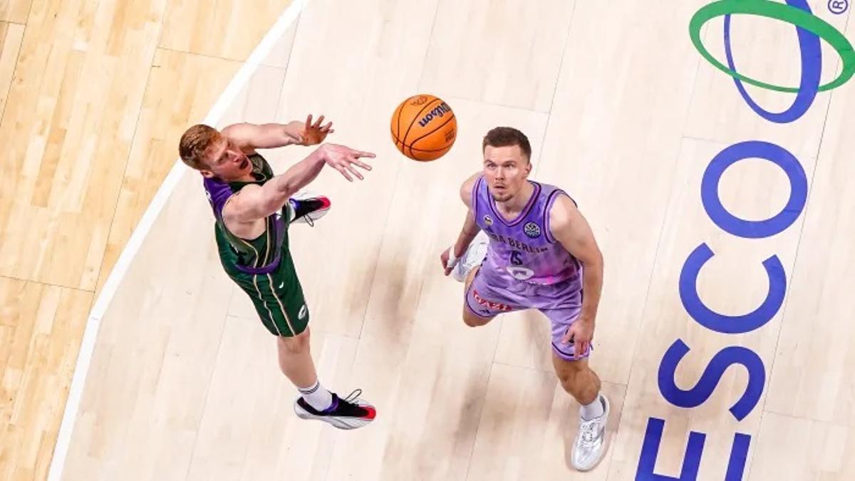 Alberto Díaz lanza a canasta ante el ALBA Berlín.