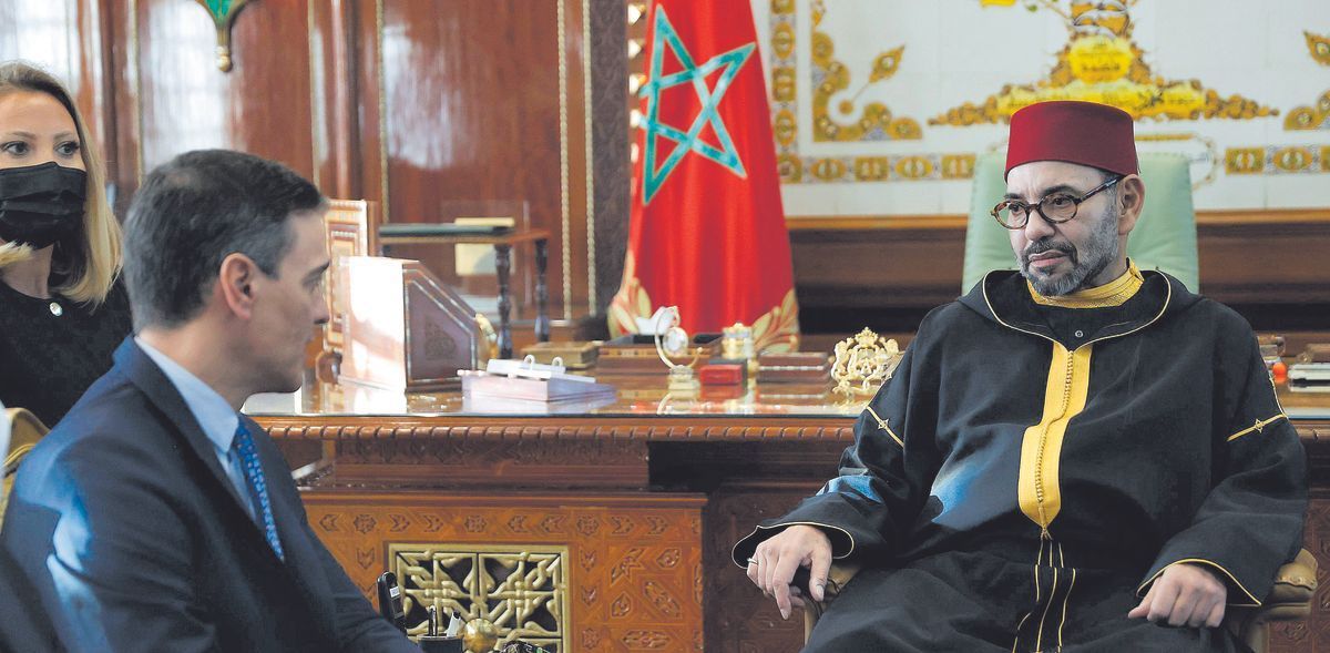 El rey de Marruecos, Mohamed VI, recibe a Pedro Sánchez en el palacio real de Rabat, el pasado 7 de abril.