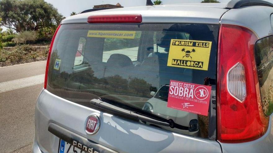 Pegatinas en vehículos de alquiler en Palma: &quot;Este coche sobra&quot;