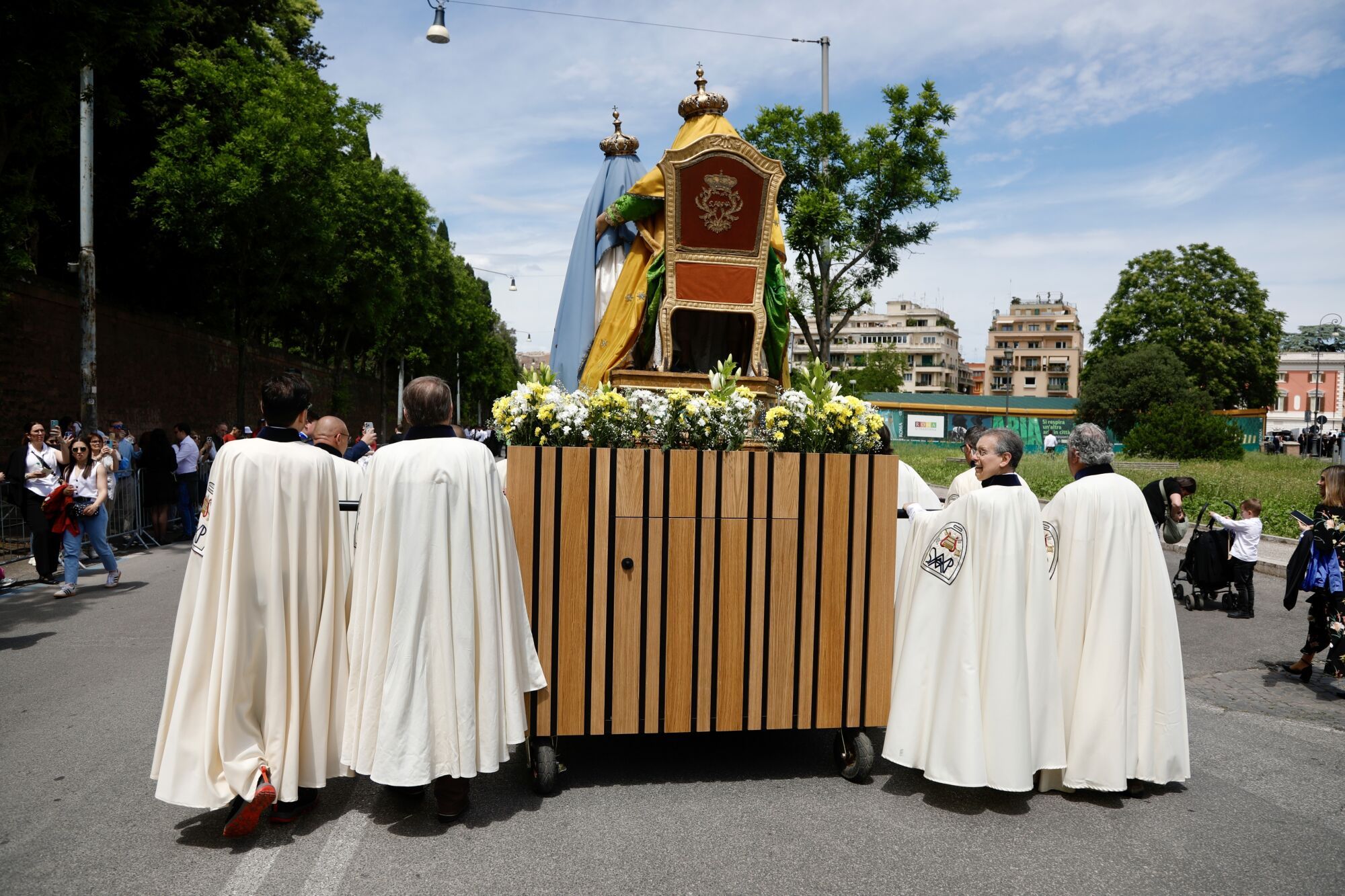 Salida procesional de varias cofradías de León, Portugal, Francia e Italia, durante el Jubileo 2025 en Roma