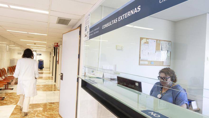 Sanidad pospone dieciséis días más una operación a una paciente de cáncer de mama en Alicante