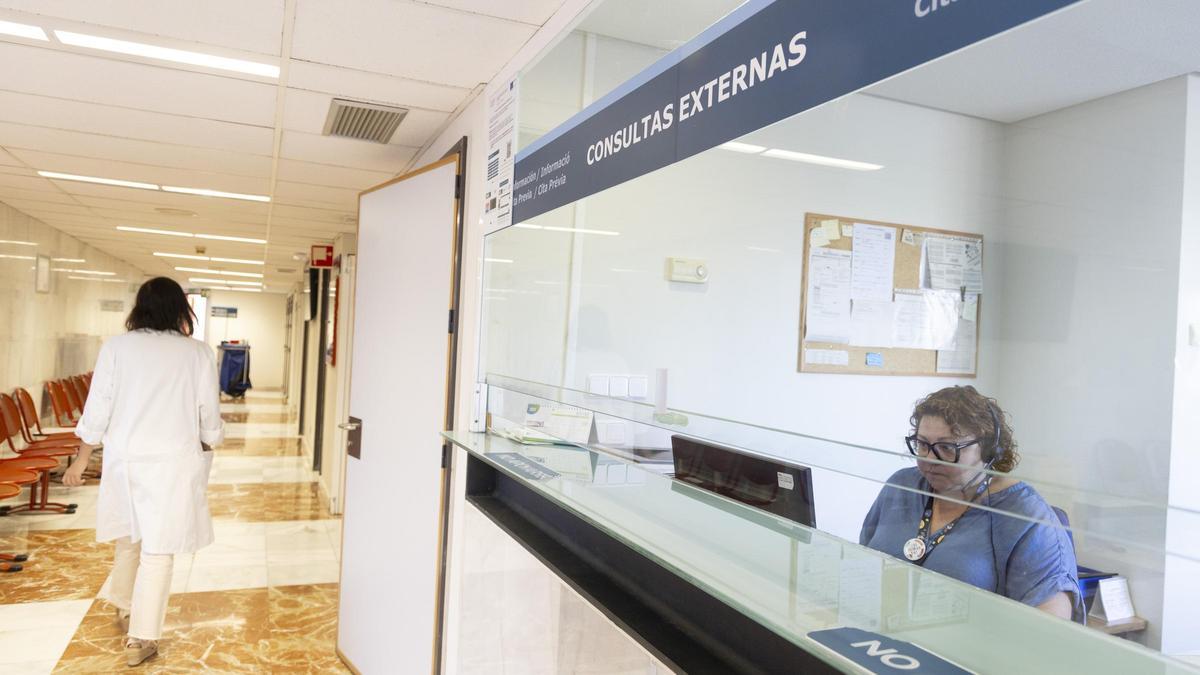 El objetivo de los turnos de tarde en las consultas de los hospitales de Alicante es reducir las listas de espera