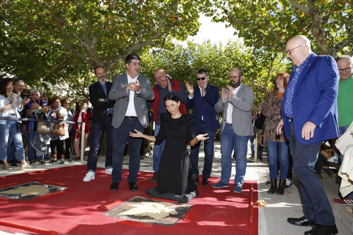 Itziar Miranda impone sus manos en el Paseo de las Estrellas de Cariñena.