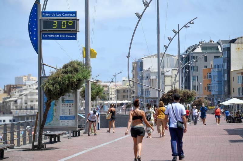 06-09-20  GRAN CANARIA. PLAYA DE LAS CANTERAS.  LAS PALMAS DE GRAN CANARIA. Reportaje de jóvenes y Covid por la ciudad. Fotos: Juan Castro.  | 06/09/2020 | Fotógrafo: Juan Carlos Castro