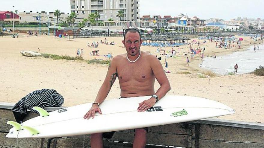 Mario Sebastián, con su tabla de surf.