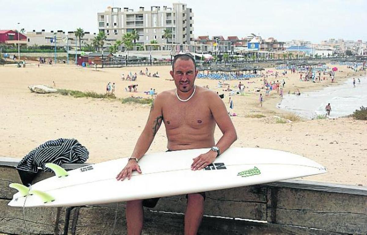 Mario Sebastián, con su tabla de surf.