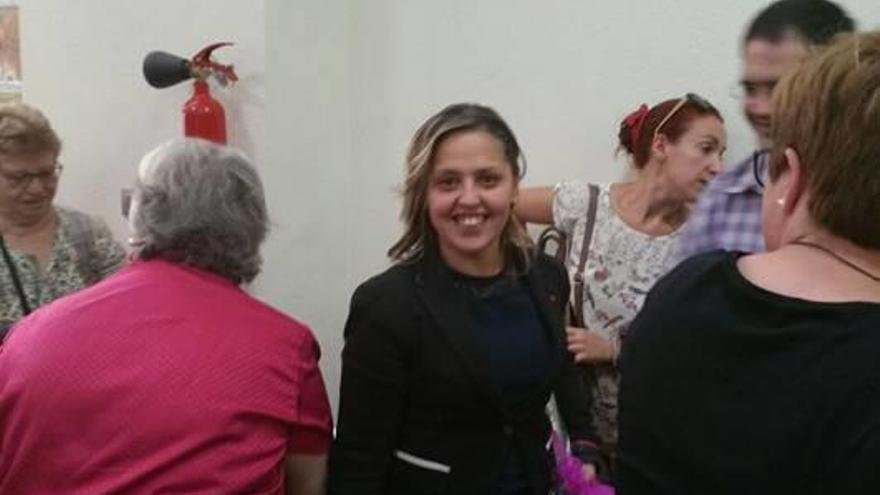 La nueva alcaldesa, María Dolores Berenguer, de EU, tras ser felicitada al acabar el pleno.