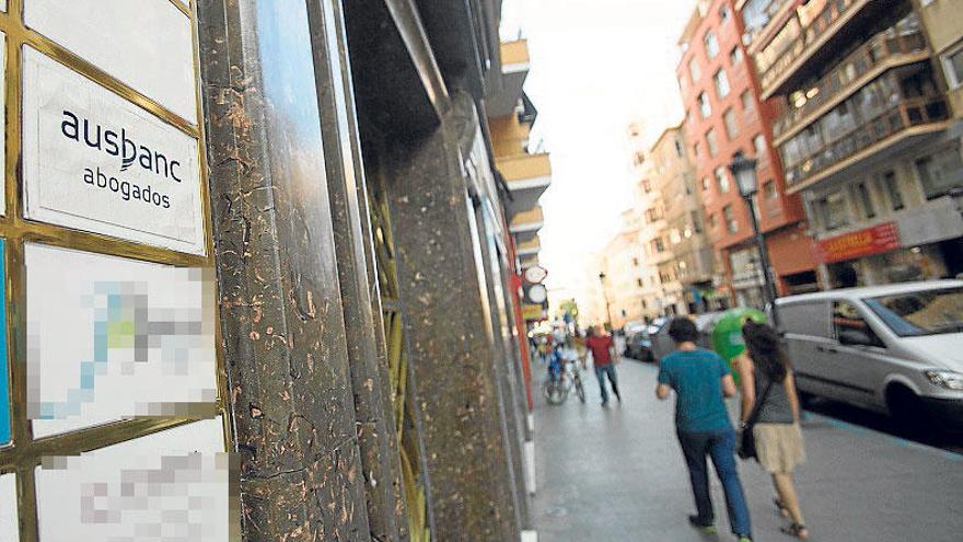 La puerta de la delegación de Ausbanc en Alicante, ayer.