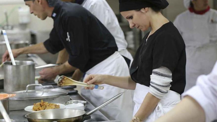 Mirian Moral preparando platos con setas.