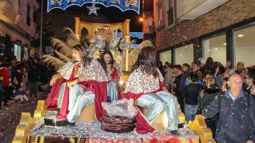 Un momento de la Cabalgata de los Reyes Magos a su paso por Crevillent.