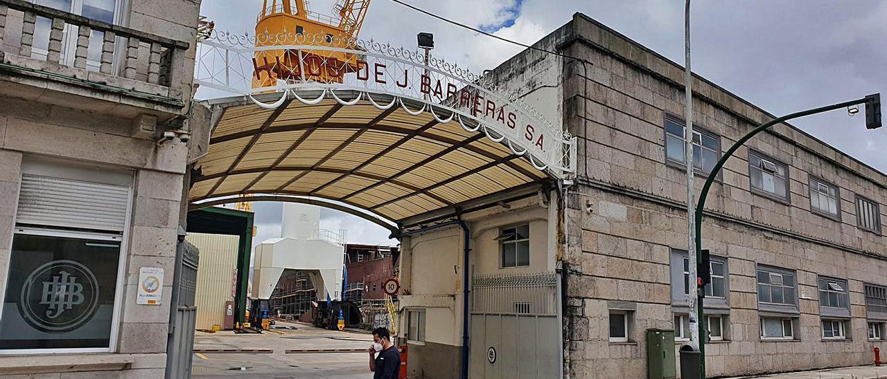 Todo apagado en Beiramar. Tres meses después de la salida del Evrima de Beiramar, la actividad en el astillero es nula. La única esperanza que tenían los trabajadores de volver a las gradas de inmediato pasaba por el desguace de los bloques del proyecto Havila, que ocupan ambas gradas de Barreras. Su único contrato en ejecución, el 1705, fue entregado de forma anticipada y ya se han liberado los fondos del tax lease y el Real Decreto 874, para la subvención al tipo de interés de los créditos. Nueve de cada diez empleados de la compañía permanecen de vacaciones. | MARTA G. BREA