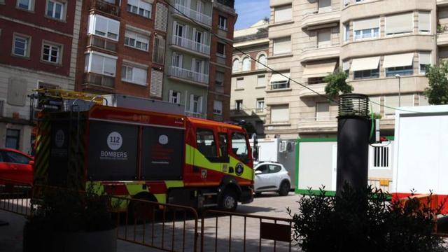 Camió de Bombers a la plaça de Frederic Soler, a prop del clotUn camió dels Bombers de Barcelona a la plaça Frederic Soler, a prop de la zona on es va produir el clot al Putxet. | ACN
