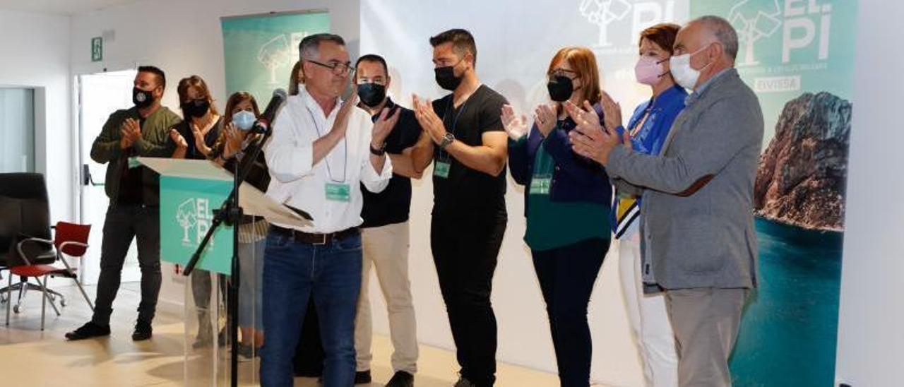 El presidente de El Pi en Ibiza, Toni Roldán, se cruza la mirada con Joan Torres en el congreso insular del pasado mes de abril. | J. A. RIERA