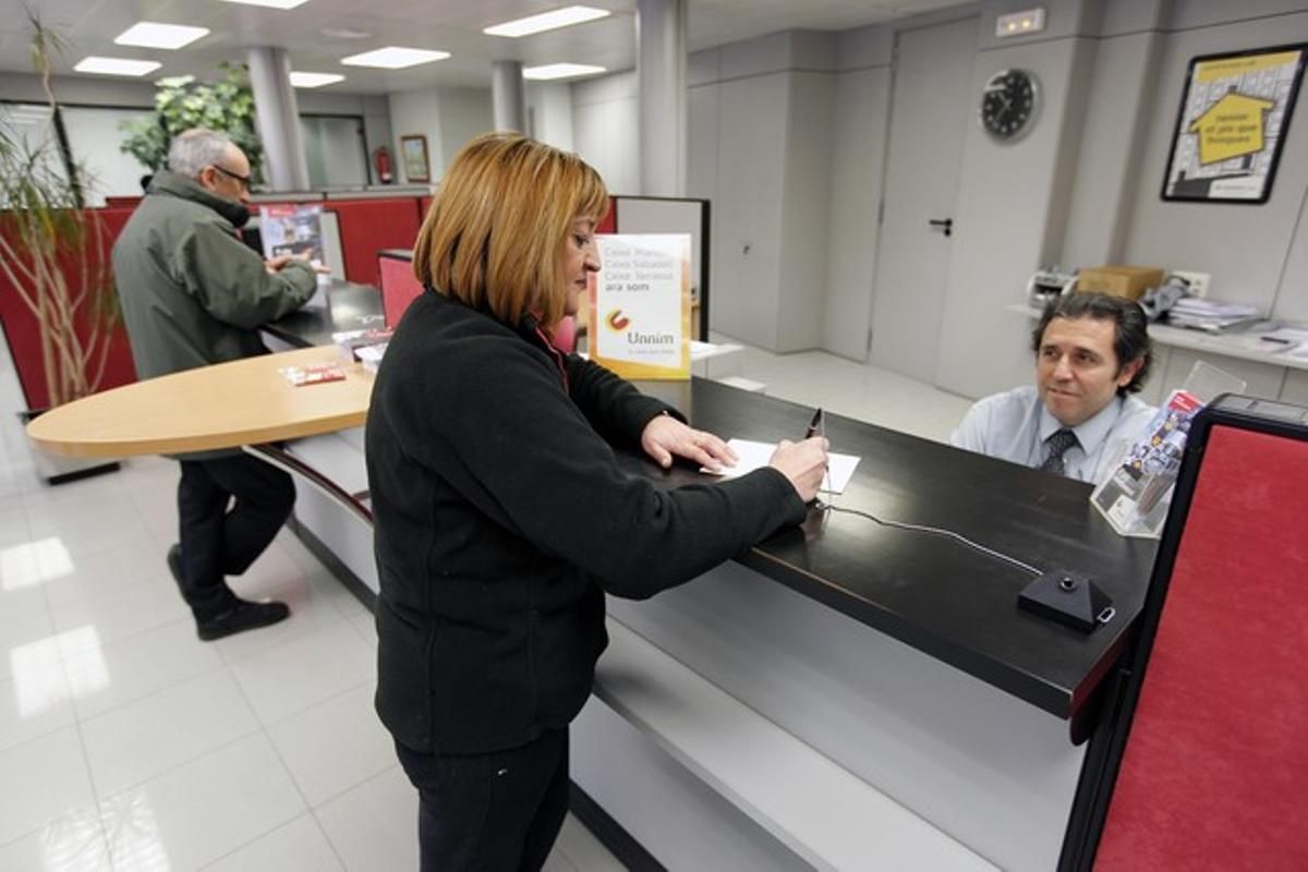 Trámites en una oficina bancaria.