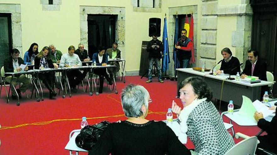 Concejales del PP y del PSOE, durante el Pleno celebrado, ayer, en el Ayuntamiento llanisco.