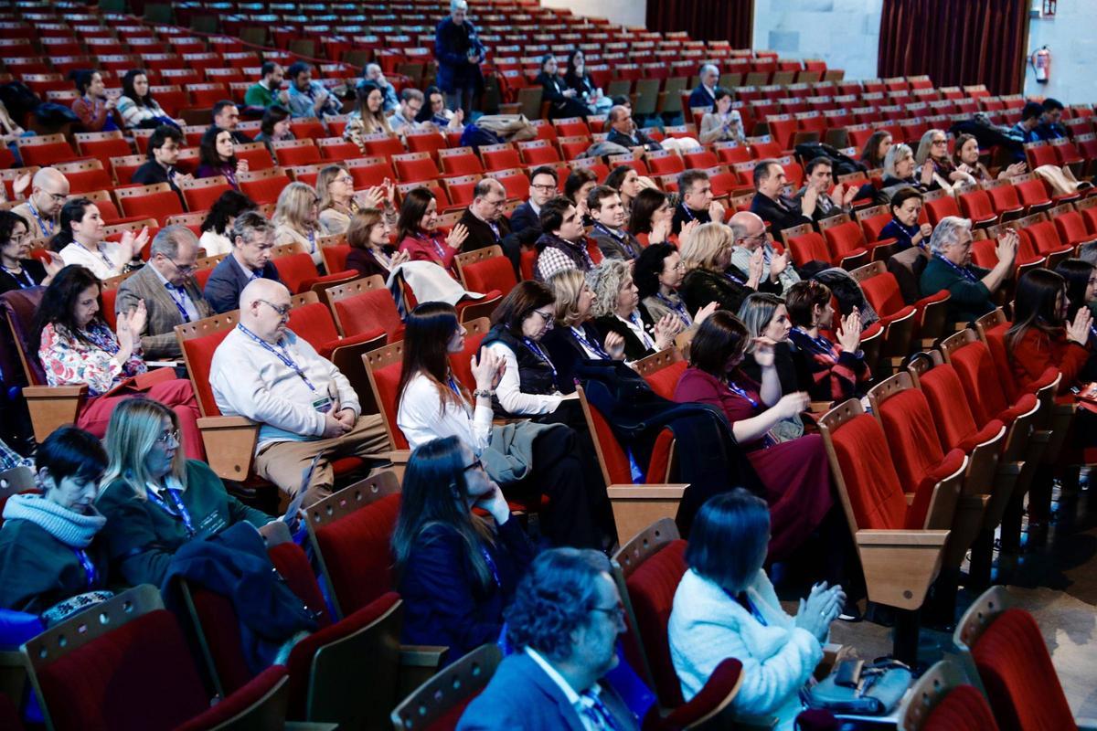 Asistentes a un congreso en la Laboral.