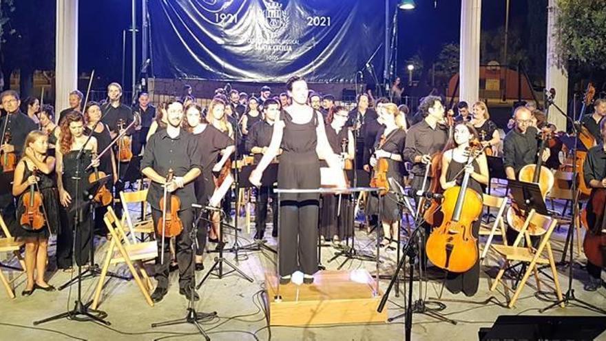 Lara Diloy, en el centro, con la orquesta, detrás.