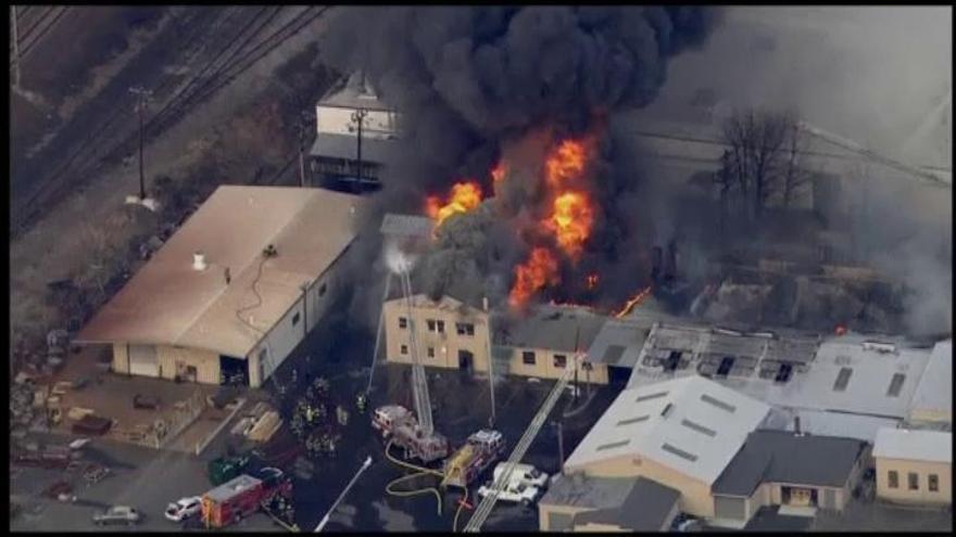 Impresionante incendio en una fábrica de Pensilvania