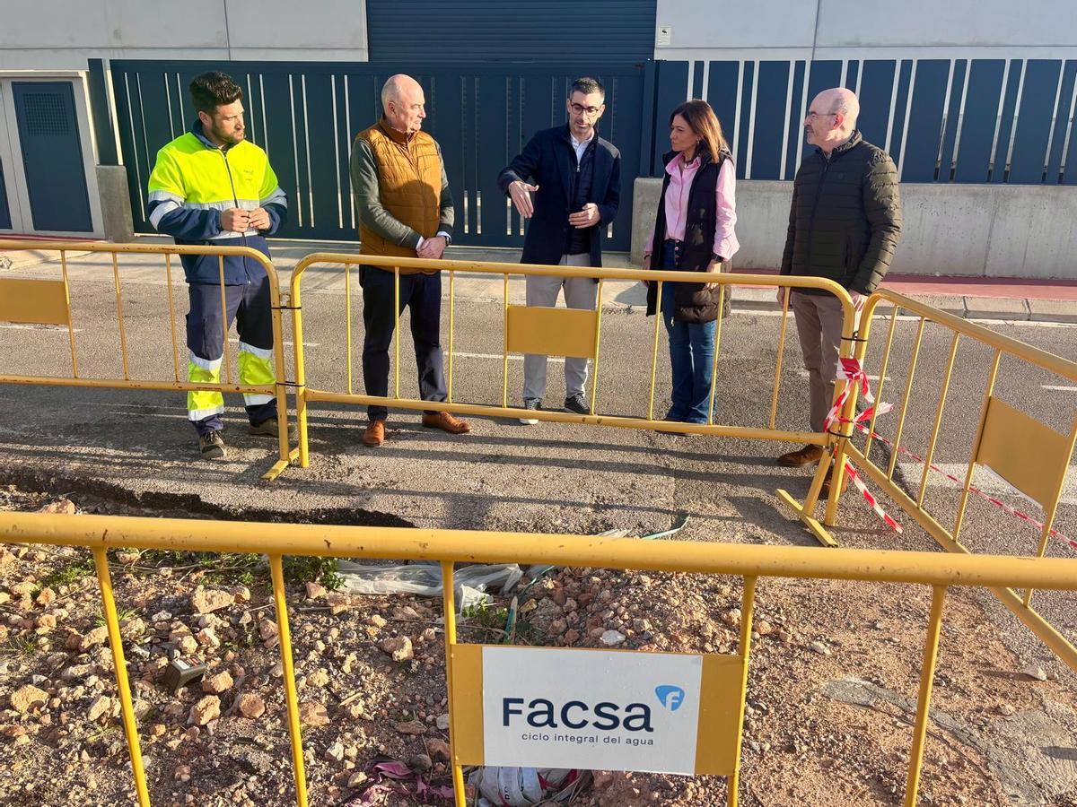 La alcaldesa, María Tormo, ha visitado el inicio de los trabajos acompañada por representantes de la empresa concesionaria: Pascual J. Maximino Juan, director del Área Abastecimientos Facsa; Ignacio Aparici Monferrer, subdirector de Explotaciones de Abastecimientos; y José Luis Mechó Pérez, jefe de Explotación;