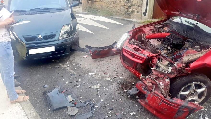 El coche rojo golpeó al azul y a otro contra un muró. // FdV