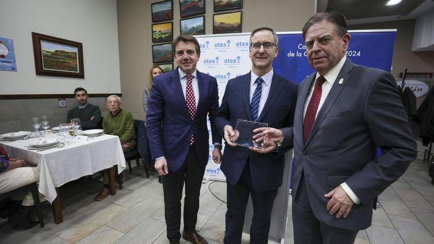 Por la izquierda, José Luis Álvarez Almeida, Juan Ramón Sánchez y Alfredo Canteli, ayer, durante la entrega a Sánchez de la «Mención Especial del Antroxu 2024» de Otea, en el restaurante Nalón. | Irma Collín