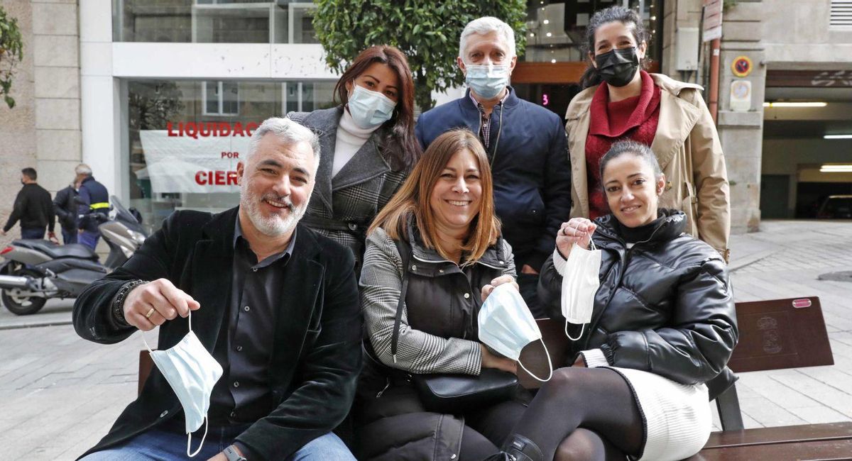 Tres personas posan con la mascarilla en la boca y otras tres, sin ella, ayer, en el centro. | // P.H.