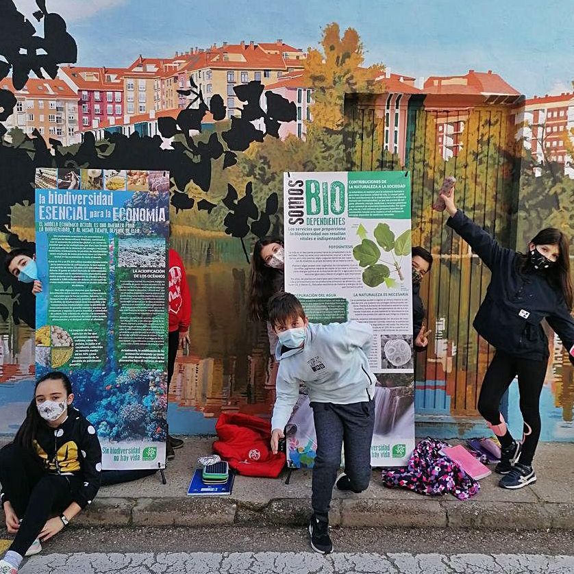 Varios alumnos, junto a los carteles de la exposición.