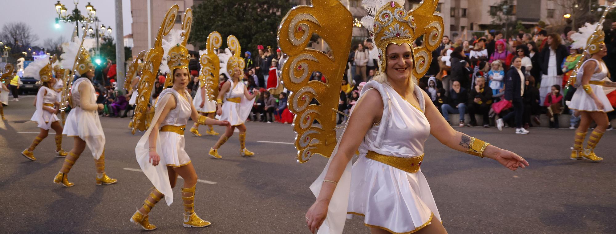 Máscaras, plumas y mucho brillo para disfrutar del fantástico mundo del entroido