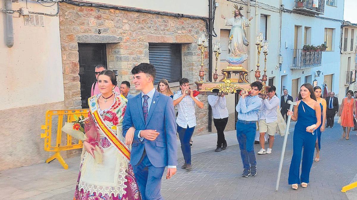 La representante festiva, delante la imagen de El Salvador, en la procesión que recorrió las calles de les Useres.