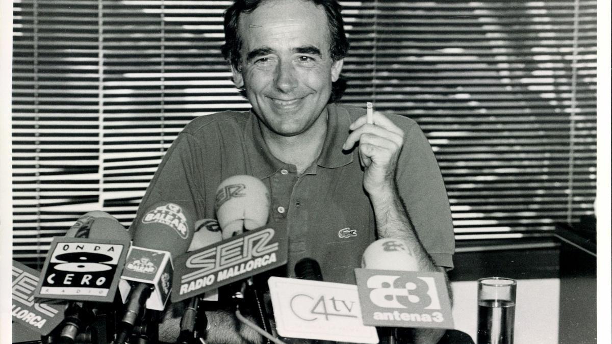 Serrat, cigarrillo en mano, durante una rueda de prensa en Palma