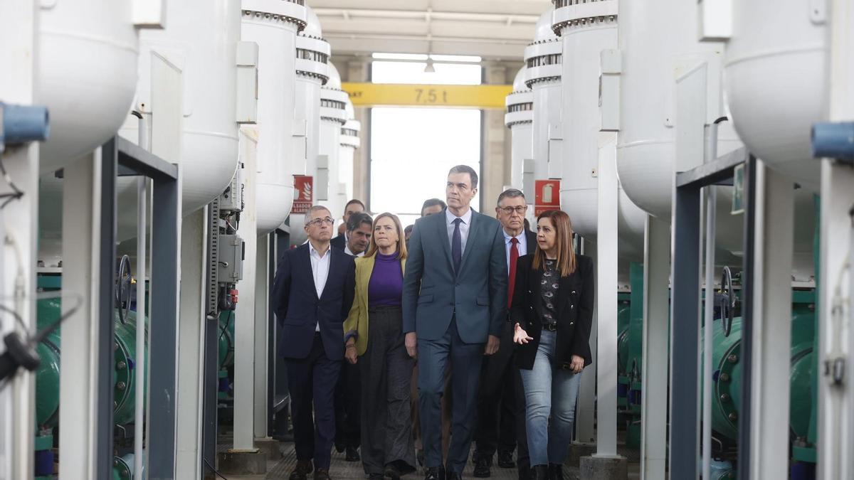 Pedro Sánchez visita la desalinizadora de Torrevieja.