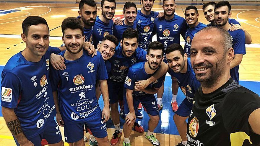 Los jugadores del Palma Futsal y Antonio Vadillo en su último entrenamiento antes de viajar ayer hasta Barcelona.