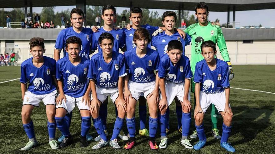 Un once inicial del segundo equipo cadete del Oviedo en uno de los campos de las instalaciones Tensi.