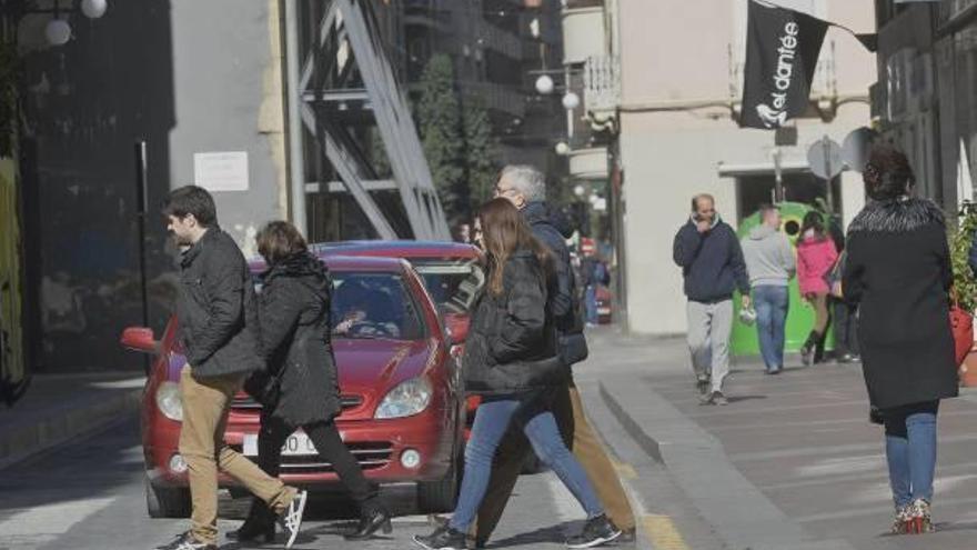 El entorno del edificio de Riegos El Progreso, ayer, después de que se abriera el tráfico en la plaza de la Constitución.