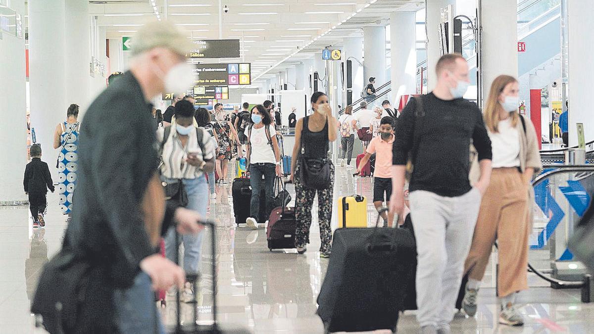 Pasajeros en la zona de facturación del aeropuerto de Palma.