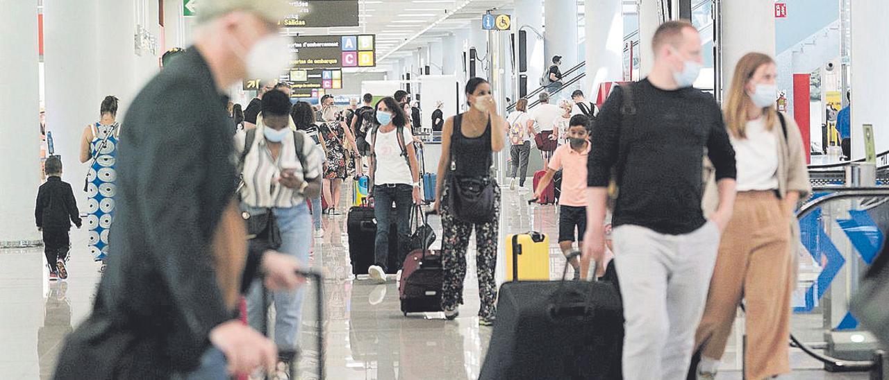 Pasajeros en la zona de facturación del aeropuerto de Palma.