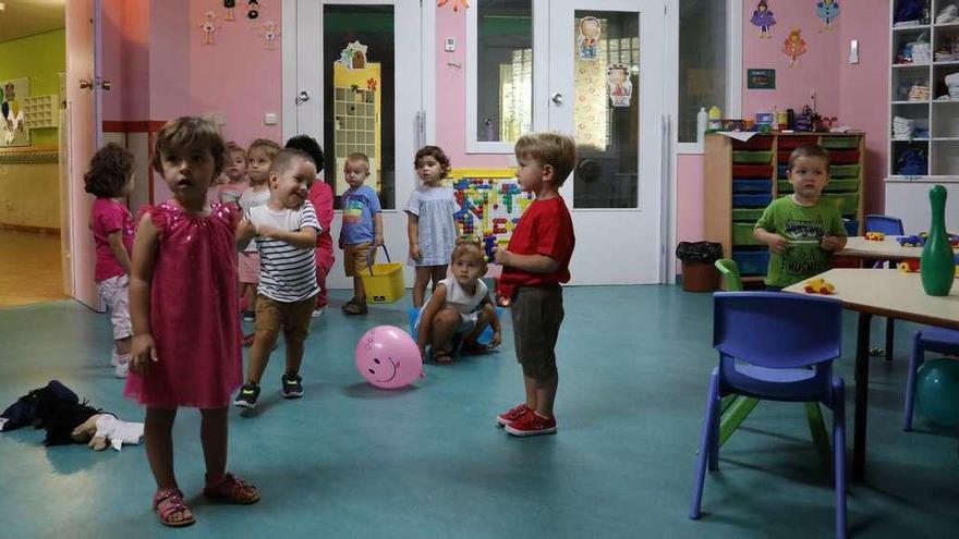 Alumnos de la escuela infantil Antela, en el barrio de O Couto, en la zona de juegos. // Jesús Regal