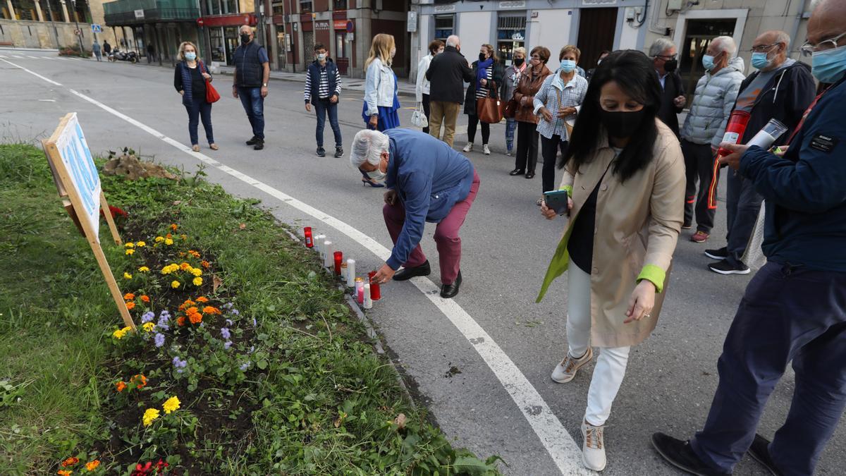 Los participantes en la protesta para mantener la fuente.