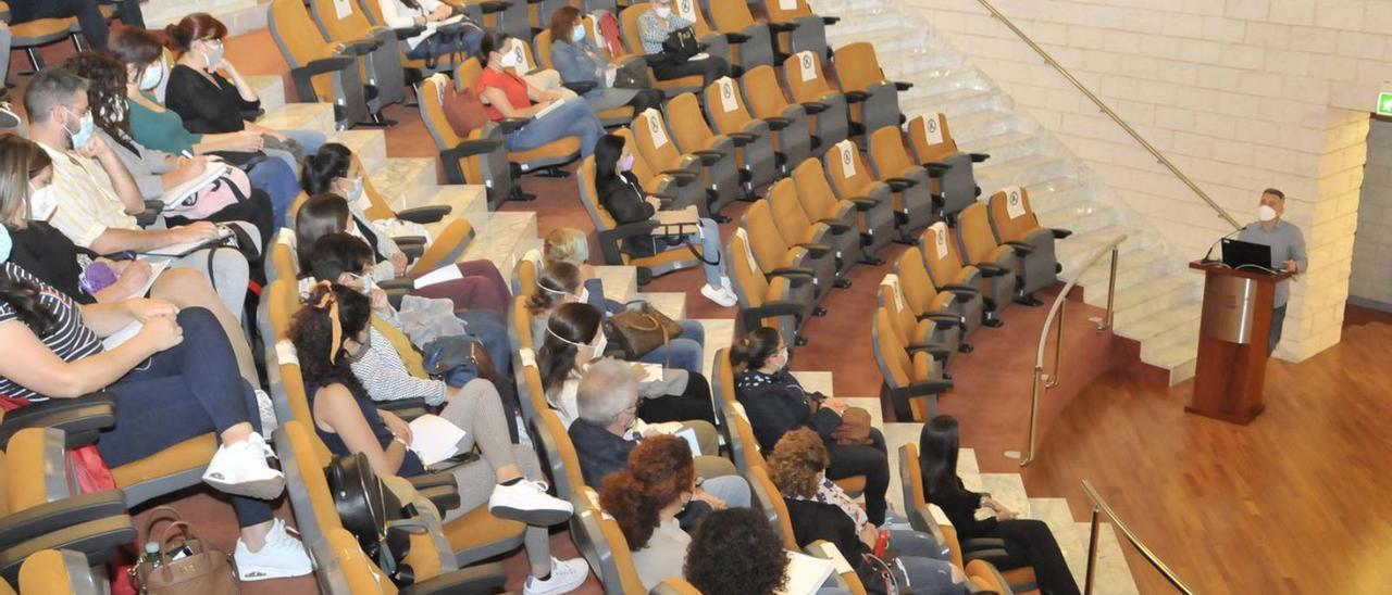 Los asistentes a las jornadas en uno de los momentos de la conferencia