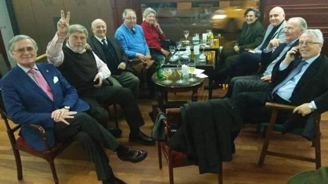 Aparicio, con el signo de la victoria, con otros directivos.
